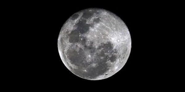 ما السبب الرئيسي الذي يسمح لنا برؤية القمر