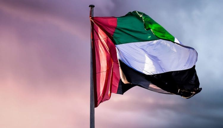 من الذي صمم علم الإمارات العربية المتحدة