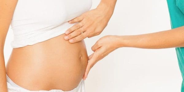 كيف يكون شكل بطن الحامل في الشهر الأول