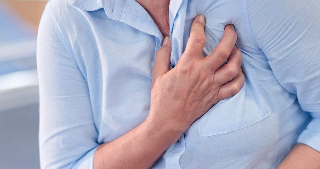 هل غازات البطن تسبب ألم في الثدي