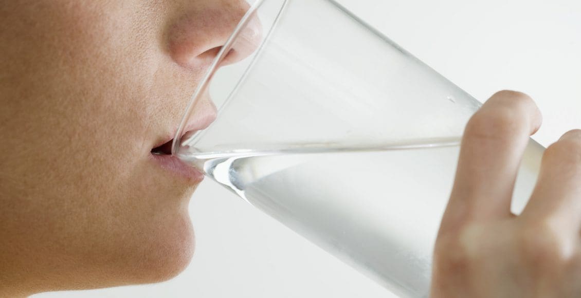 أسباب الشعور بالعطش رغم شرب الماء
