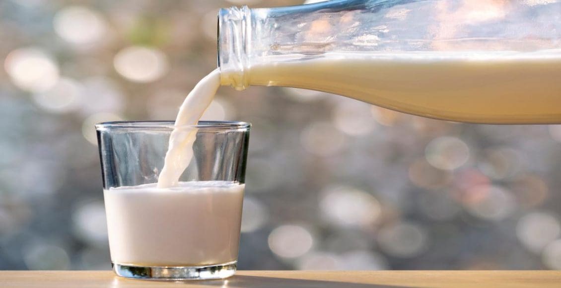 ما هو العنصر الذي لو وجد في الحليب لأصبح الحليب غذاء كامل ؟