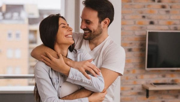 5 علامات تؤكد على حب الزوج لزوجته
