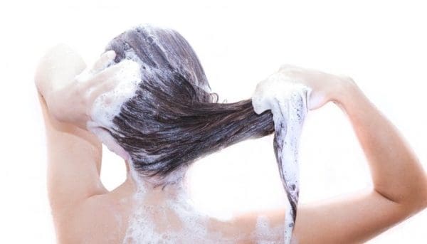 هل يجوز الاستحمام من الجنابة بدون غسل الشعر المكوي؟