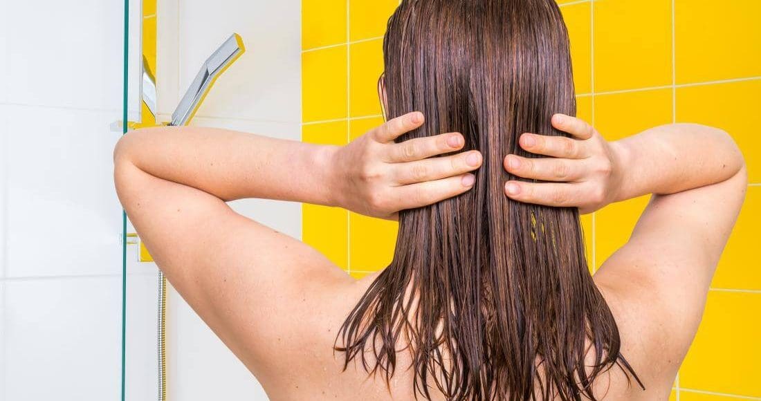 طريقة ترطيب الشعر الجاف بعد الاستحمام