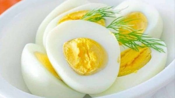 كم مدة حفظ البيض المسلوق خارج الثلاجة