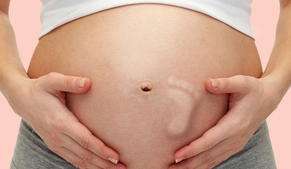 كيف يكون وضع الجنين في الشهر الثامن؟