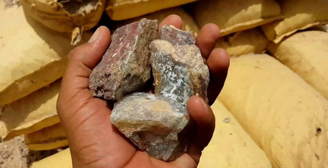كيفية استخراج الذهب من الصخور يدويًا بالخطوات