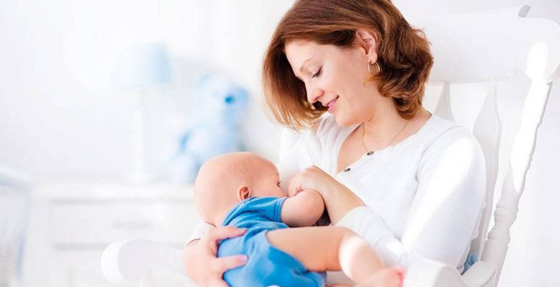 إيجابيات وسلبيات الرضاعة الطبيعية على الأم