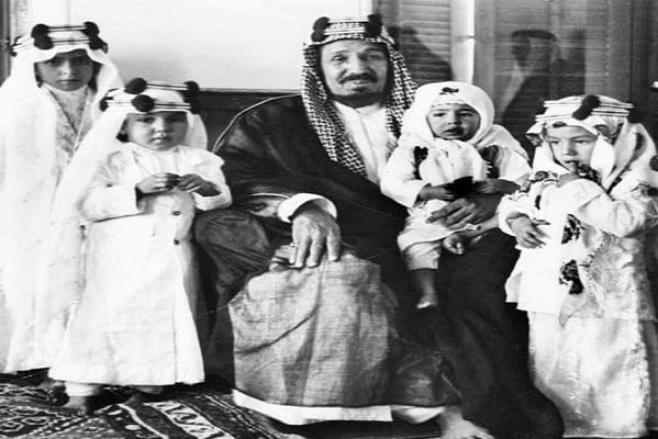كم عدد أبناء الملك عبد العزيز وأسمائهم