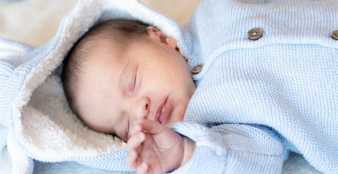 كيفية إيقاظ الطفل حديث الولادة للرضاعة؟