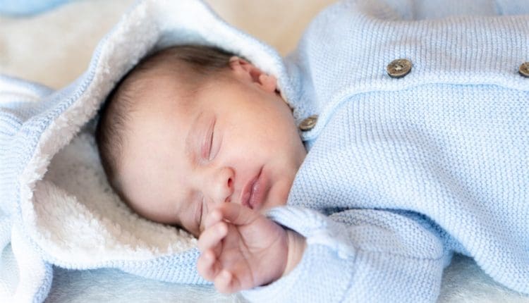 كيفية إيقاظ الطفل حديث الولادة للرضاعة؟