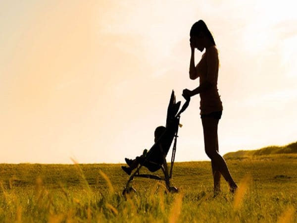 فائدة المشي بعد الولادة القيصرية