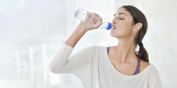 البشرة يساعد شرب بكثرة على الماء الماء والبشرة