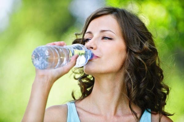 شرب الماء بكثرة يساعد البشرة على