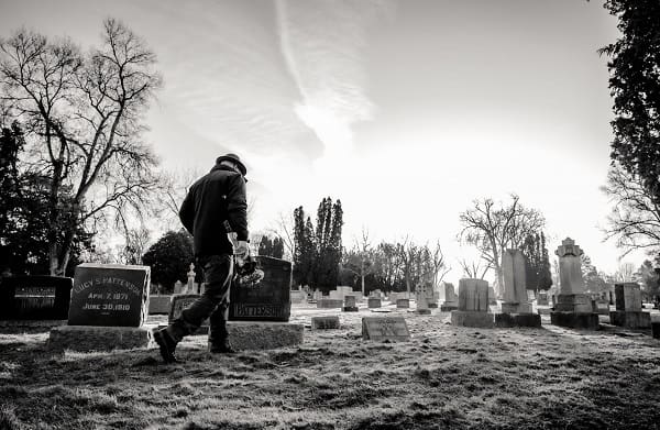 تفسير حلم زيارة القبور والبكاء في المنام