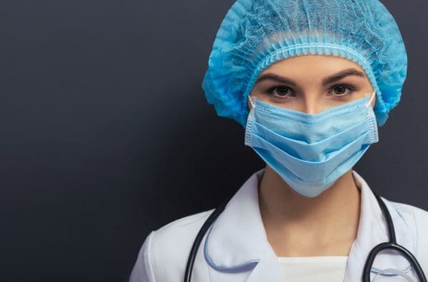 دور المرأة في الطب