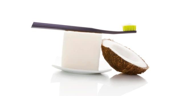 نصائح لتجنب اضرار استخدام زيت جوز الهند على الأسنان