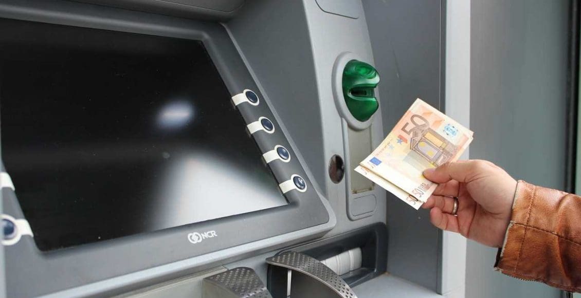 طريقة استخدام بطاقة الصراف الآلي لسحب مبلغ من النقود بالترتيب
