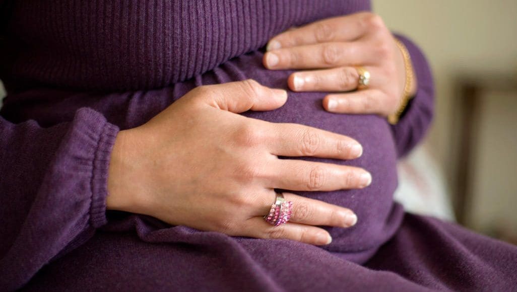 هل التعرق من علامات الحمل أم الدورة؟