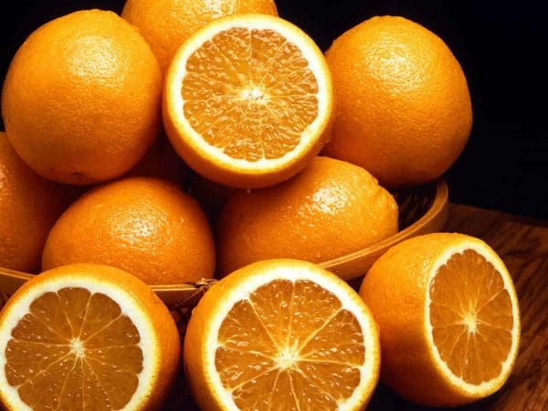 تفسير حلم أكل البرتقال دون تقشيره في المنام