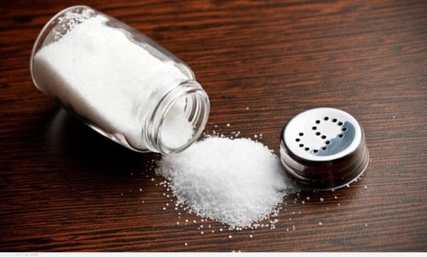 يمكن فصل الملح من محلول ماء وملح