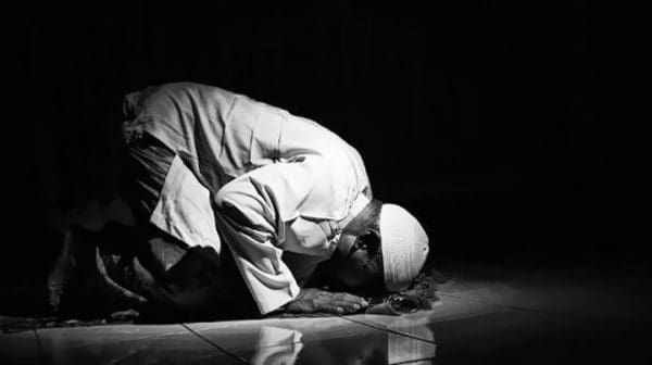 هل يجوز الصلاة قبل الإقامة في المسجد