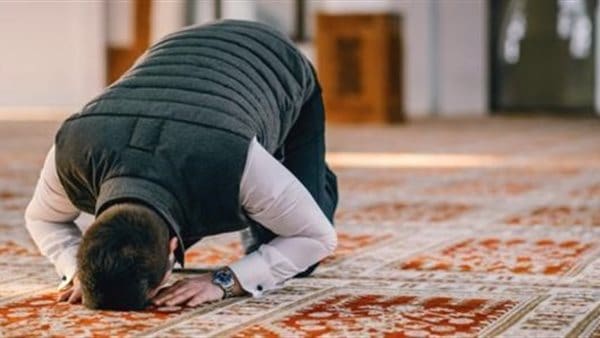 هل يجوز الصلاة قبل الإقامة في المسجد