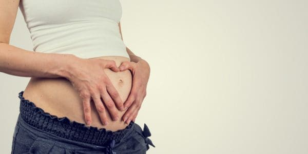 هل يكبر بطن الحامل في الشهر الثاني؟