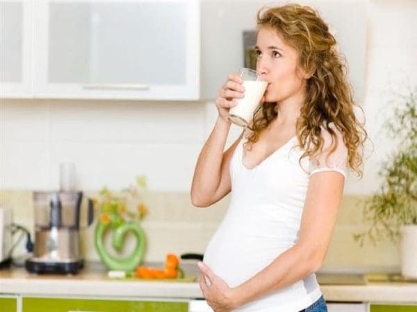 أضرار اللبن للحامل في الشهور الأولى