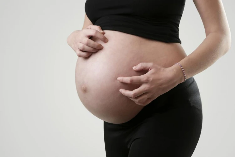 هل تحجر البطن في الشهر التاسع من علامات الولادة