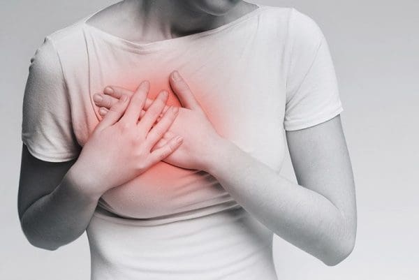 هل سرطان الثدي يسبب ألم في اليد