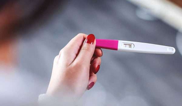 هل نزول الدورة قبل موعدها من علامات الحمل