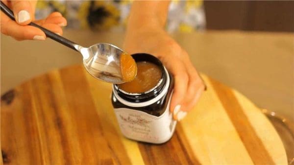 طريقة استخدام عسل المانوكا