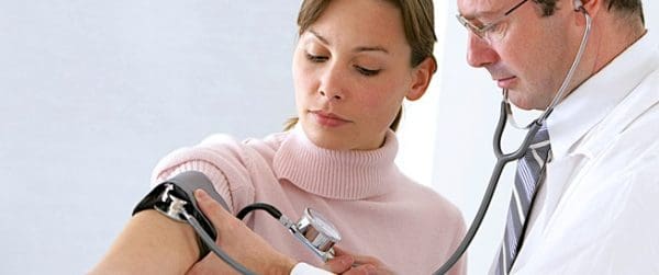 أسباب ارتفاع ضغط الدم عند النساء وعلاجه والوقاية منه