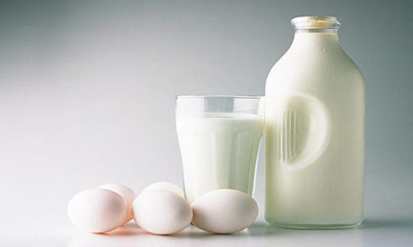 فوائد البيض النيئ مع الحليب