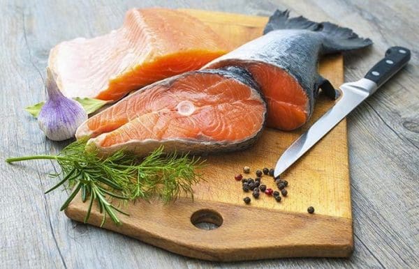 أبرز الفوائد التي يحتوي عليها سمك السلمون