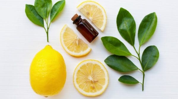 فوائد زيت الليمون للبشرة والشعر والشفايف