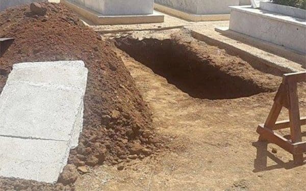 تفسير حلم رؤية دفن الميت في المنام والبكاء عليه