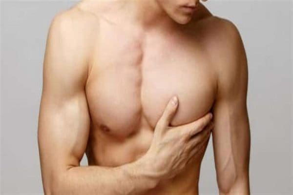 انتفاخ الثدي الأيسر مع ألم عند الرجال – زيادة