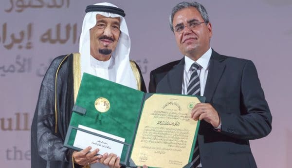 من العلماء السعوديين الذين حصلوا على جائزة الملك فيصل العالمية