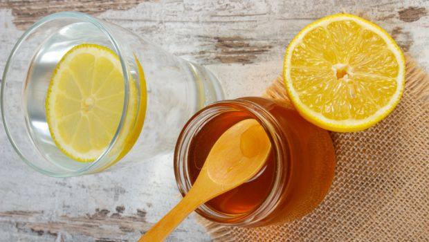 فوائد الماء الدافئ والليمون والعسل على الريق