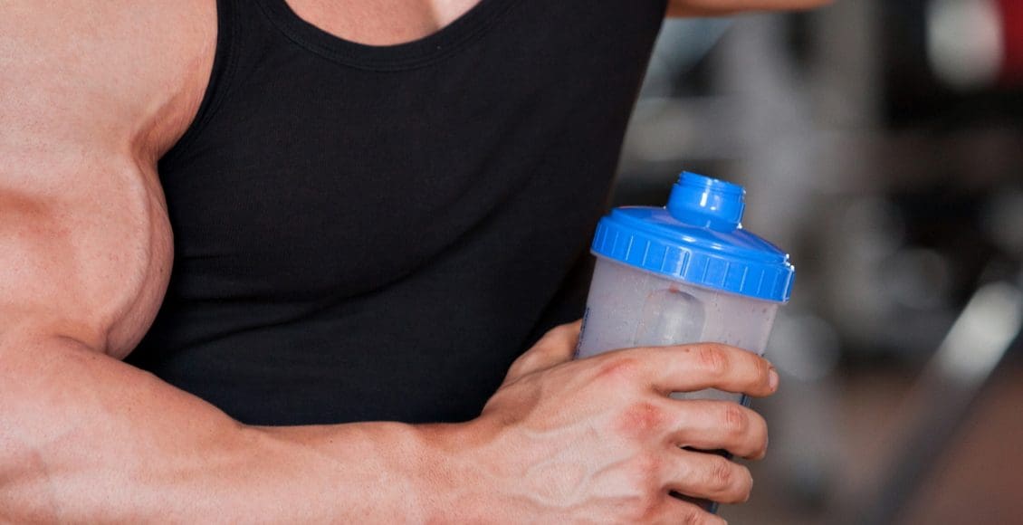 أفضل مشروبات بروتين طبيعي لبناء العضلات