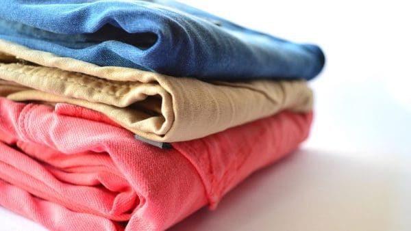 نصائح لتنظيف البقع الصعبة من الملابس الملونة