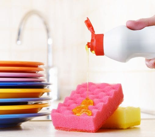 4- استعمال سائل تنظيف الأطباق