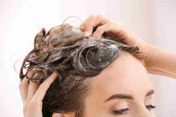 تفسير حلم غسل الشعر من الحناء في المنام