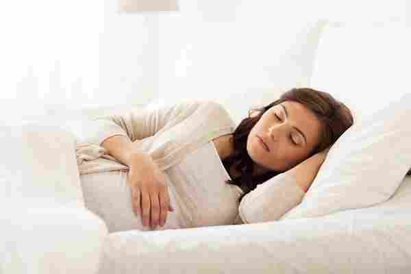 هل التقلب أثناء النوم يضر الجنين في الشهر التاسع