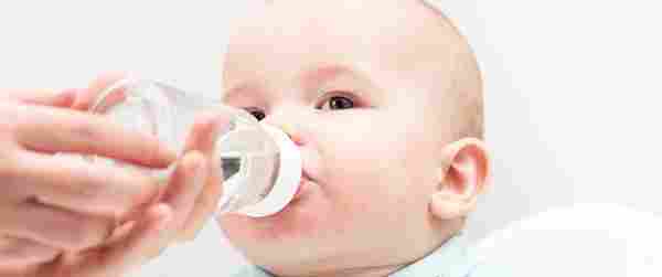 هل يجب إعطاء الرضيع الماء مع الحليب الصناعي
