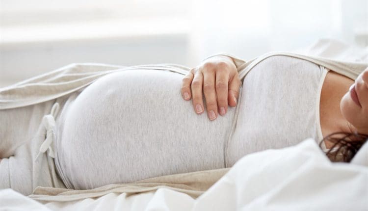 ماذا يحدث للجنين أثناء نوم الأم